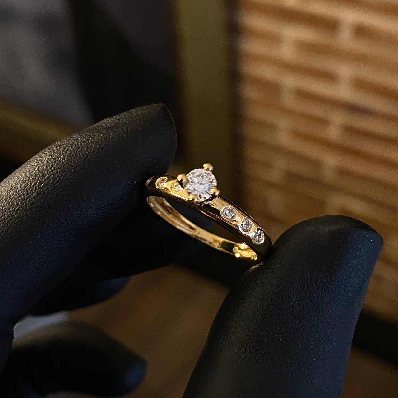 Solitario 2.7gr / T7 1/2 Anillo Circones Blancos Oro Amarillo