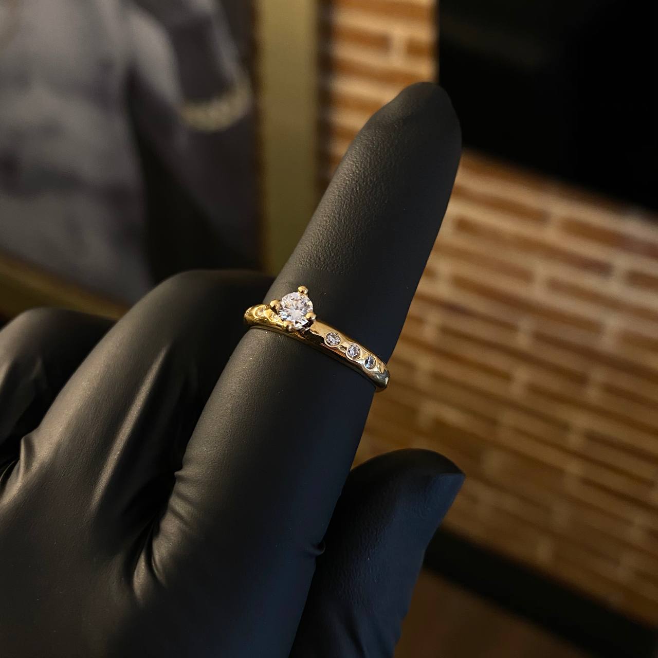Solitario 2.7gr / T7 1/2 Anillo Circones Blancos Oro Amarillo