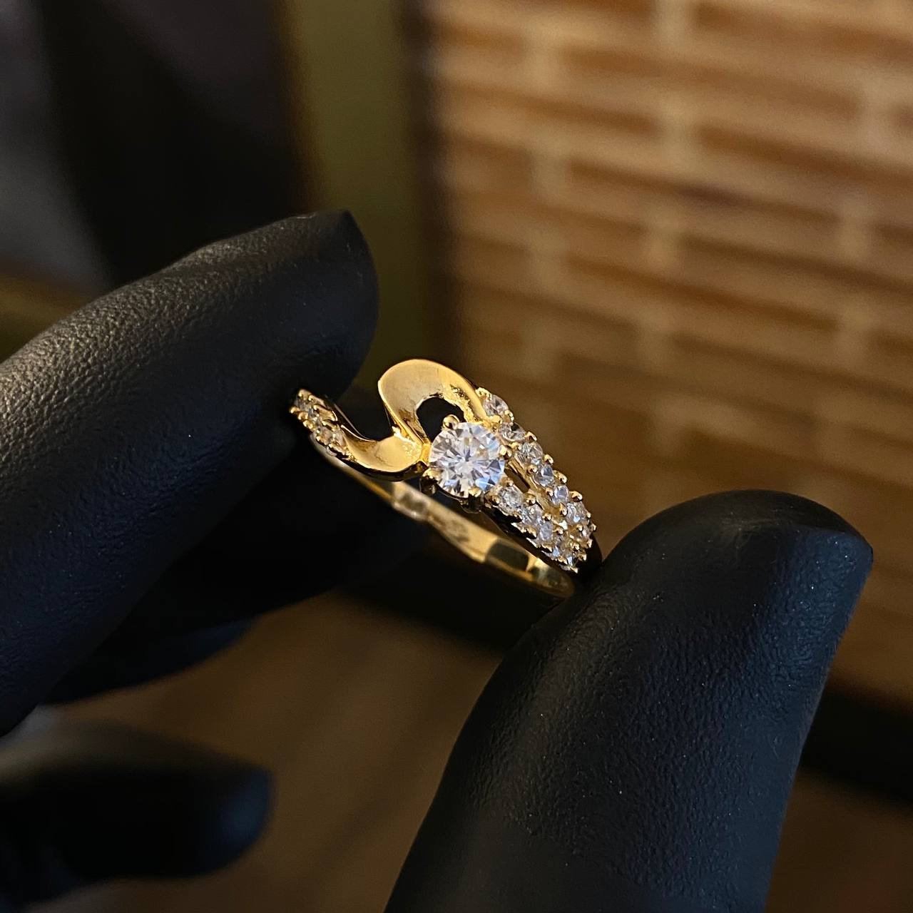 Solitario Vector 2.65gr / T7 1/2 Anillo Circones Blancos Oro Amarillo