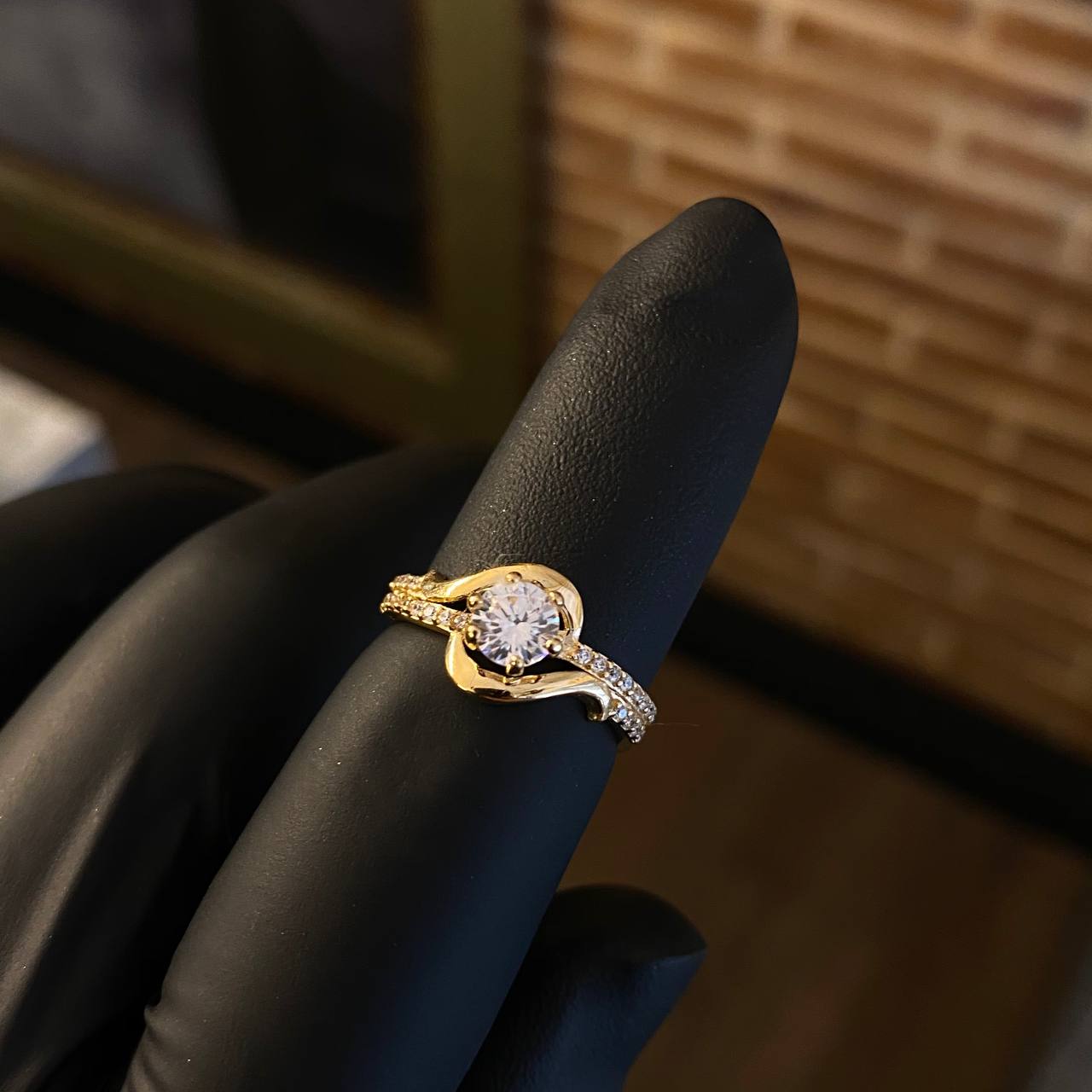 Solitario Ojo Vikingo 2.3gr / T5 1/2 Anillo Circones Blancos Oro Amarillo
