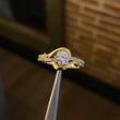 Solitario Ojo Vikingo 2.3gr / T5 1/2 Anillo Circones Blancos Oro Amarillo
