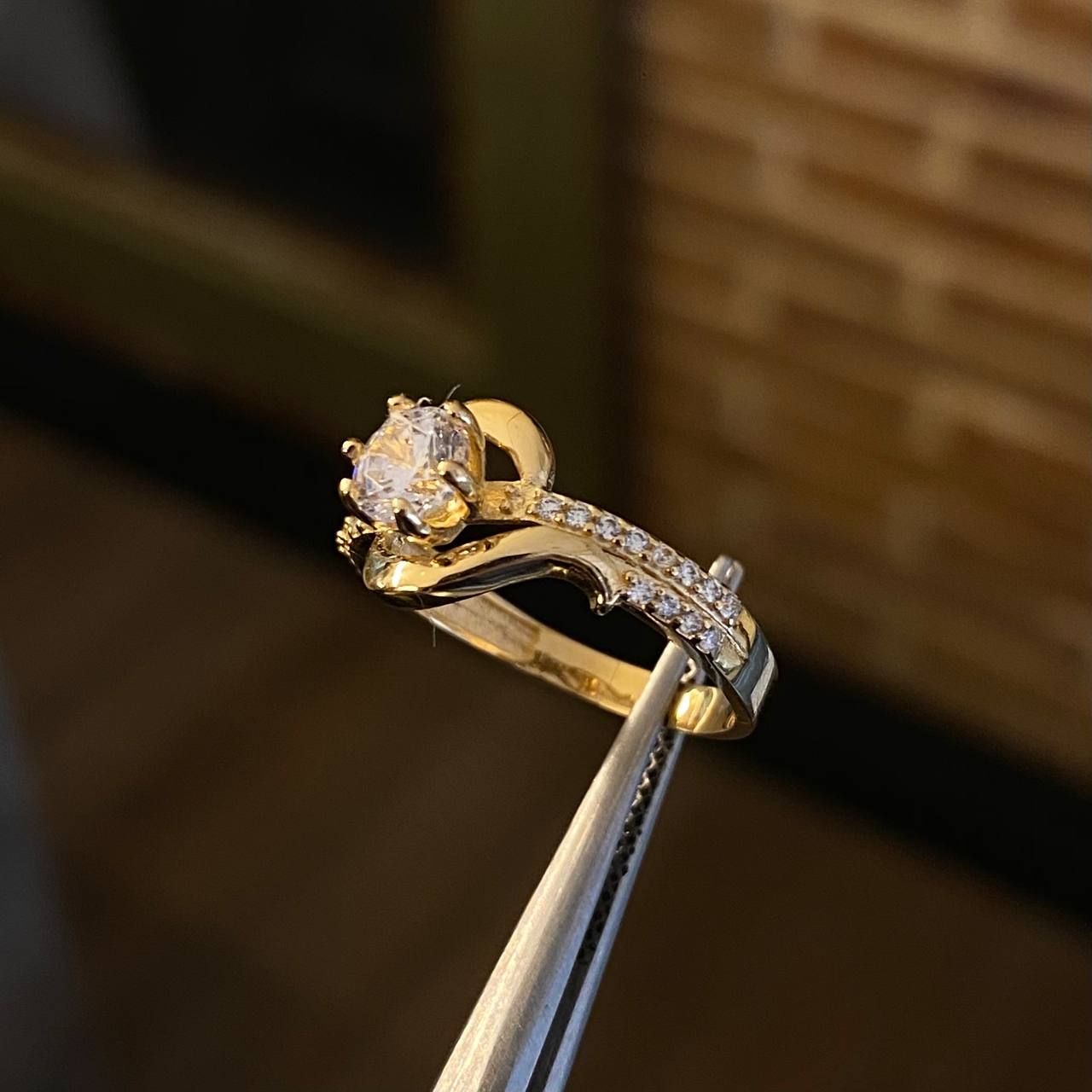 Solitario Ojo Vikingo 2.3gr / T5 1/2 Anillo Circones Blancos Oro Amarillo